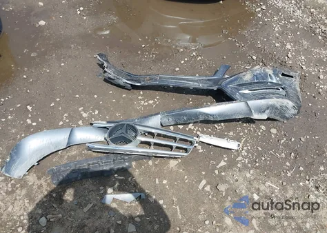 2013 Mercedes-Benz C 250 Luxury/Sport z USA, uszkodzony, nr VIN WDDGF4HB9DR261323